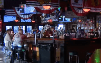 Armed Robbers Target Women Leaving Bars in Chicago (video)