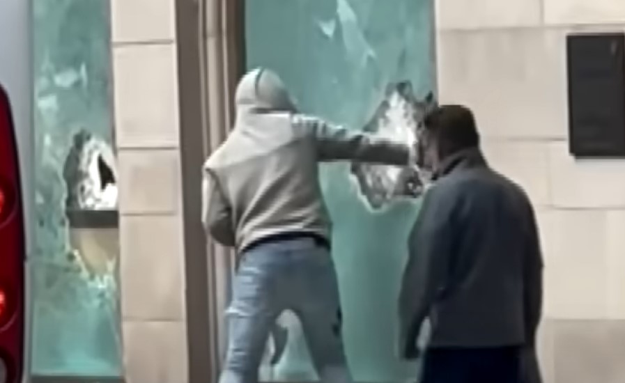 Chicago Rolex Store Hit by Daytime Ax Robbery (video)