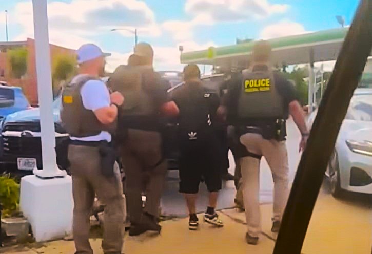 Tensions Rise as ICE Targets Immigrant Communities in Chicago (video)