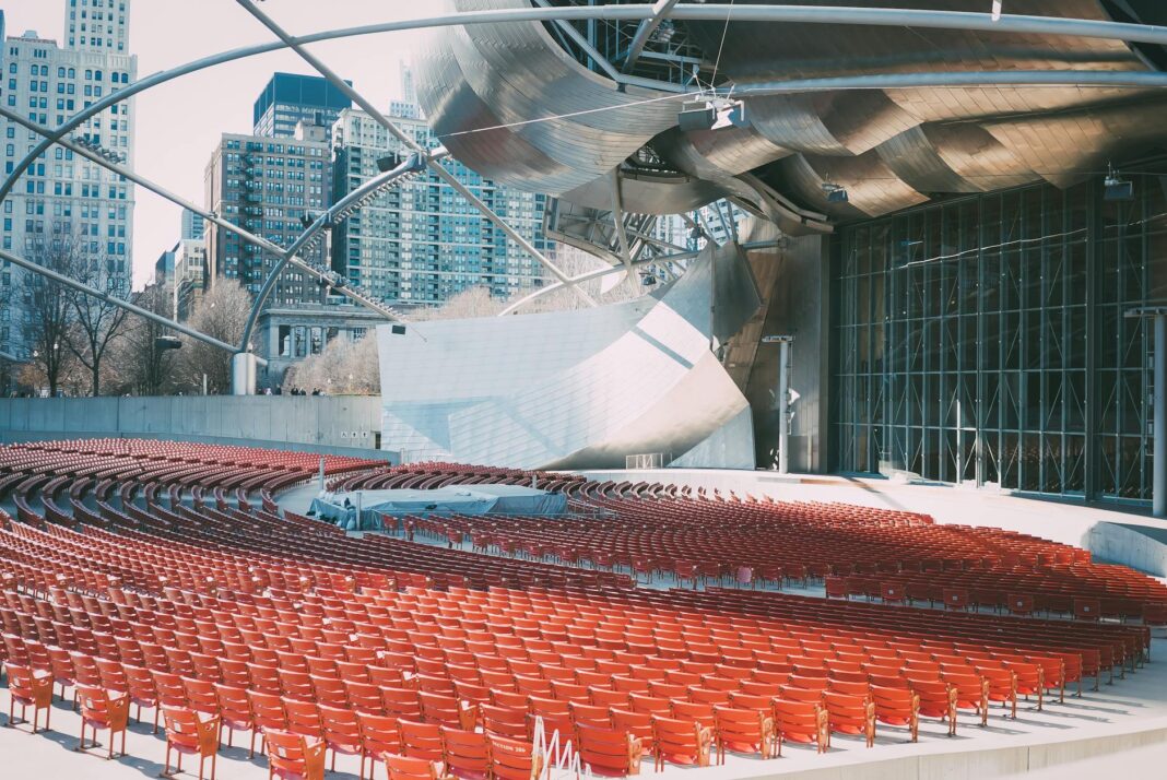Pritzker Critiques Federal Armed Officers in Chicago Streets