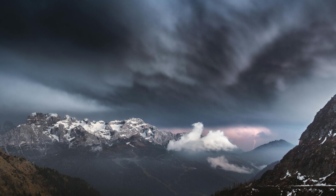 Airport delays hit second day amid government shutdown
