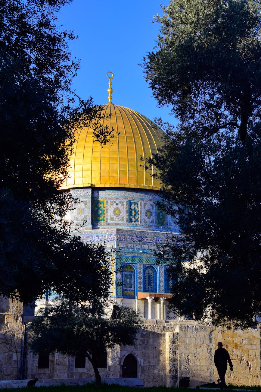 Intense Israeli Strikes Rock Gaza Amid Hopes for Trump’s Plan