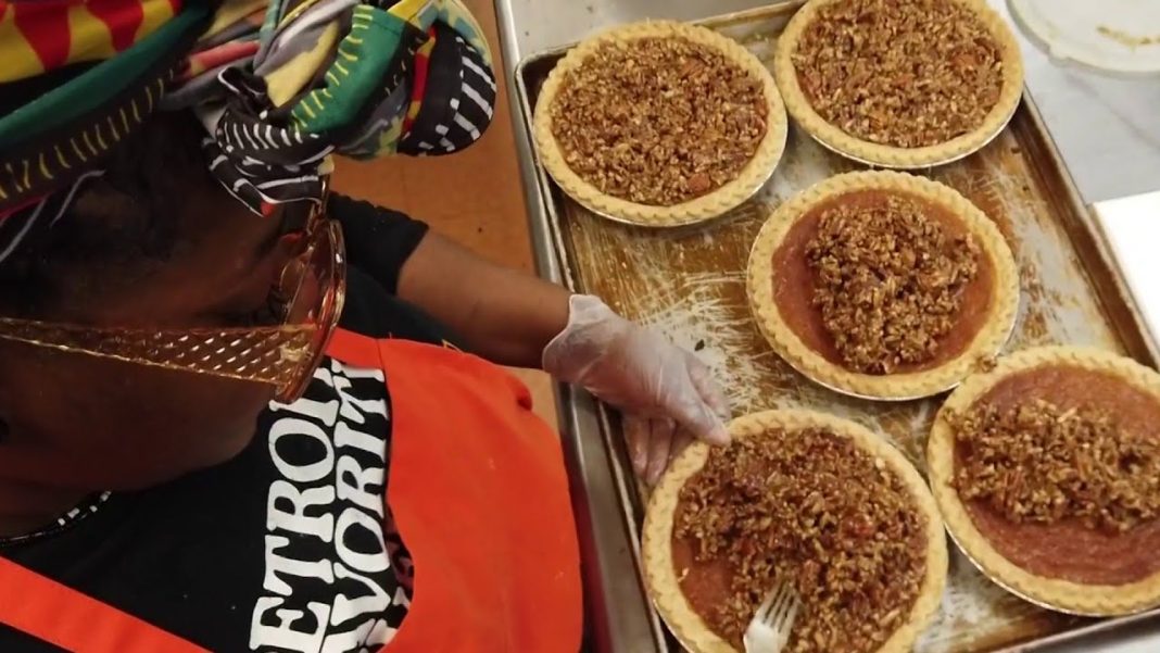 Detroit bakery draws crowds with lines out the door for Thanksgiving treats! (Video)