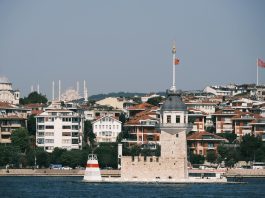 Beyoncé Joins Billionaire Ranks, Becomes Fifth Musician to Achieve It